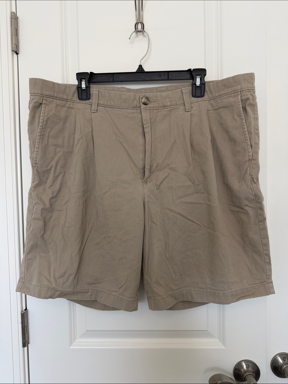 Roundtree & Yorke Men's Flat-Front Shorts in Beige